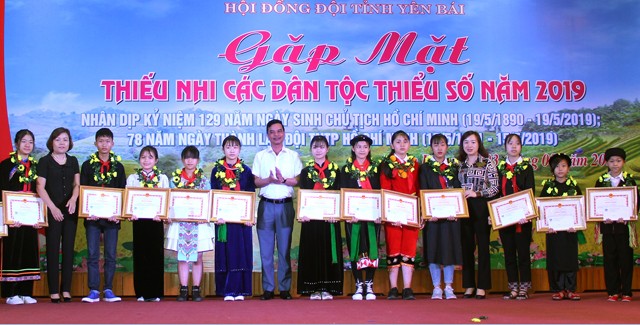 Yên Bái tuyên dương thiếu nhi dân tộc vượt khó học giỏi - ảnh 1