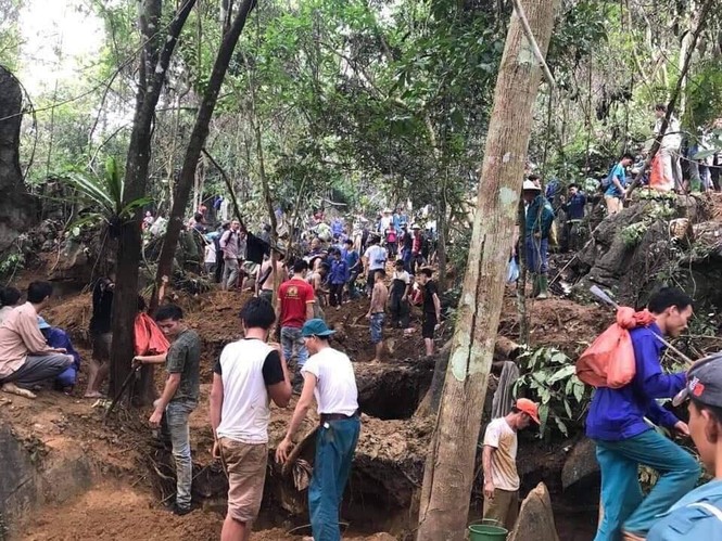 Hàng trăm người vào rừng đào đá quý giá bạc tỉ - ảnh 2