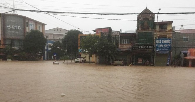 Mưa lớn nhiều giờ, thành phố Thái Nguyên ngập nặng - ảnh 2