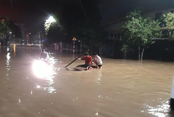 Mưa lớn nhiều giờ, thành phố Thái Nguyên ngập nặng - ảnh 6