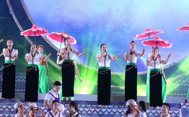 Mãn nhãn với màn pháo hoa rực rỡ trên bầu trời Lai Châu - ảnh 3