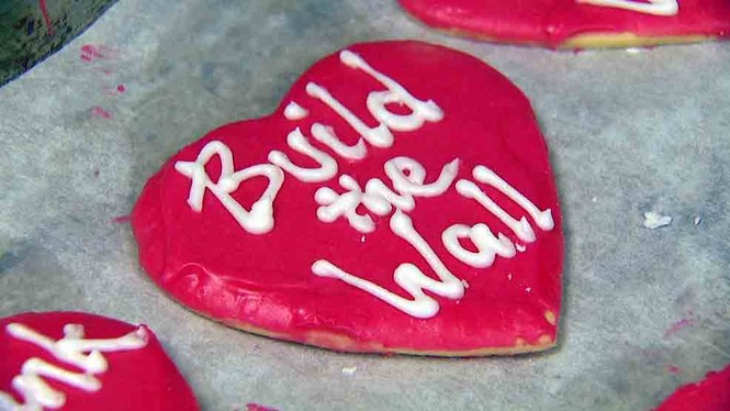 Bán chạy bánh Valentine 'Hãy xây bức tường' - ảnh 1