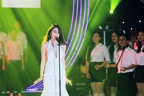 Thủy Tiên khoe thân nóng bỏng, Siu Black “đè bẹp” trai đẹp - ảnh 2