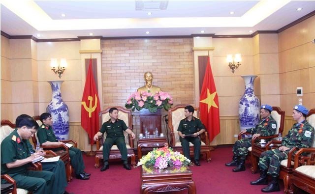 Hai sĩ quan mũ nồi xanh đầu tiên của Việt Nam trước giờ lên đường - ảnh 1