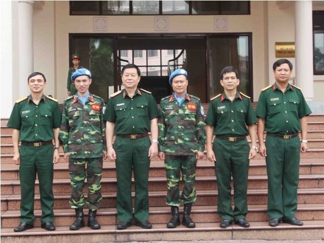 Hai sĩ quan mũ nồi xanh đầu tiên của Việt Nam trước giờ lên đường - ảnh 2