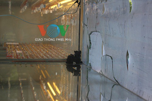 Giây phút trước họng súng của 2 tên cướp tiệm vàng - ảnh 1