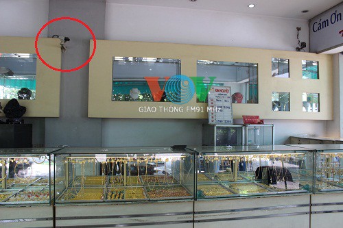 Giây phút trước họng súng của 2 tên cướp tiệm vàng - ảnh 2