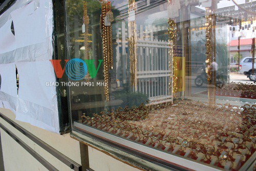 Giây phút trước họng súng của 2 tên cướp tiệm vàng - ảnh 4