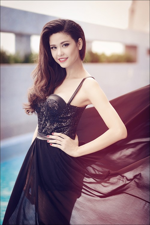 Trương Quỳnh Anh khoe vai trần và chân dài sexy - ảnh 4