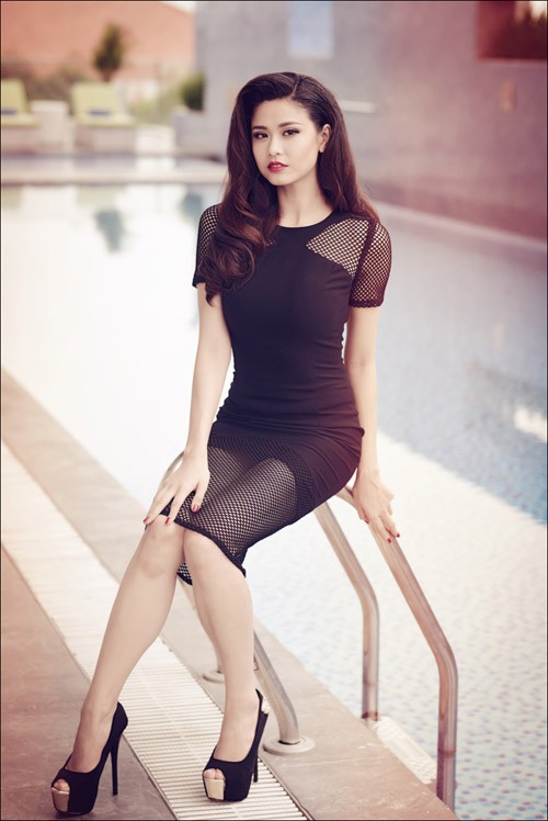 Trương Quỳnh Anh khoe vai trần và chân dài sexy - ảnh 9