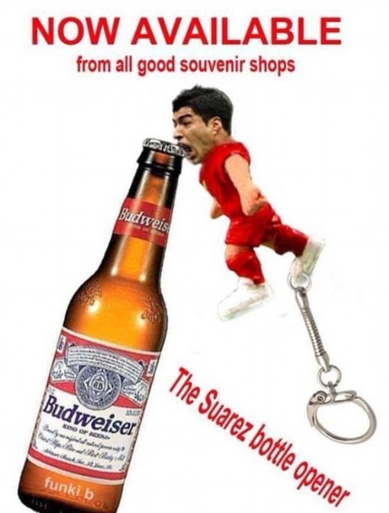 Sau cắn người, Suarez 'đóng phim'... Hàm cá mập - ảnh 2