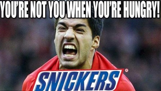 Sau cắn người, Suarez 'đóng phim'... Hàm cá mập - ảnh 5