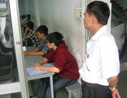 Đủ kiểu động viên “thi đỗ” làm trẻ khiếp đảm - ảnh 1