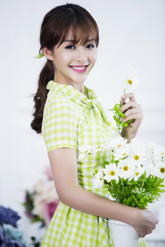 Hot girl 17 tuổi tinh nghịch với họa tiết caro màu sắc - ảnh 3