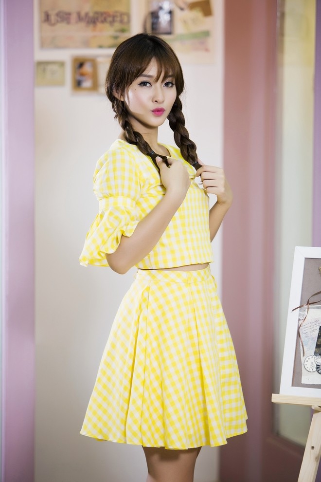 Hot girl 17 tuổi tinh nghịch với họa tiết caro màu sắc - ảnh 5