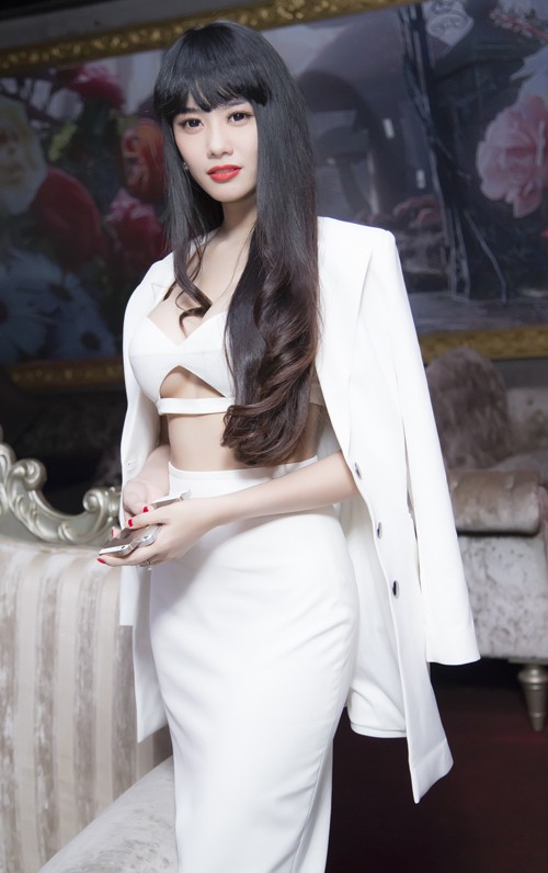 Linh Chi: 'Nhiều show hơn sau công khai nâng ngực' - ảnh 1