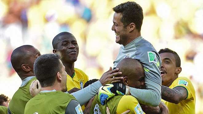 Julio Cesar: Hết thời vẫn là người hùng của Brazil - ảnh 1