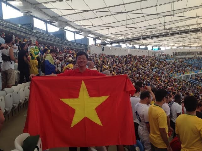 Mũ cối, cờ Việt Nam trên khán đài trận tứ kết World Cup - ảnh 1