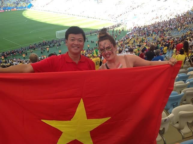 Mũ cối, cờ Việt Nam trên khán đài trận tứ kết World Cup - ảnh 10