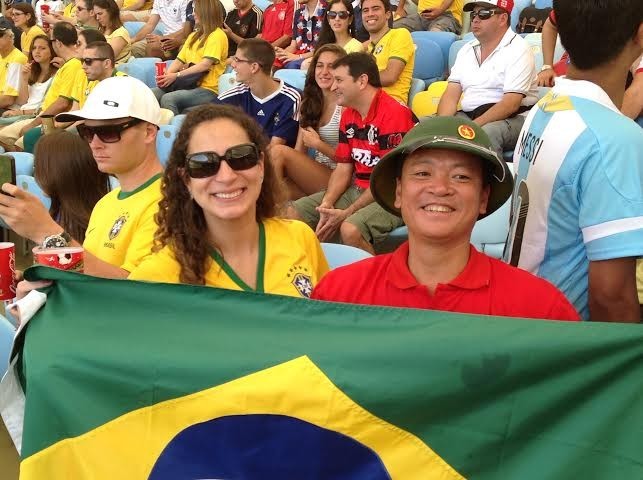 Mũ cối, cờ Việt Nam trên khán đài trận tứ kết World Cup - ảnh 11