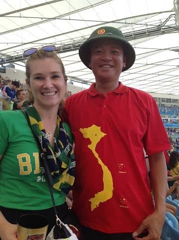 Mũ cối, cờ Việt Nam trên khán đài trận tứ kết World Cup - ảnh 2