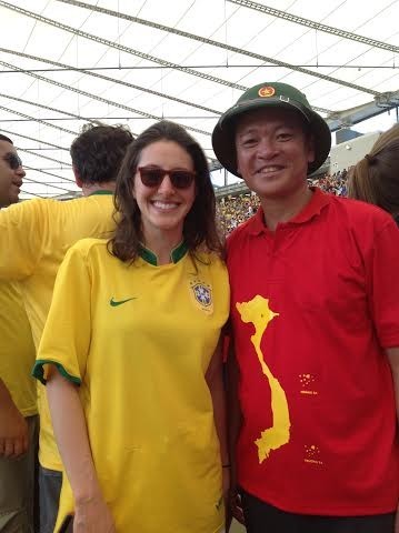 Mũ cối, cờ Việt Nam trên khán đài trận tứ kết World Cup - ảnh 3