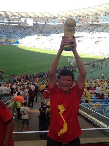 Mũ cối, cờ Việt Nam trên khán đài trận tứ kết World Cup - ảnh 4