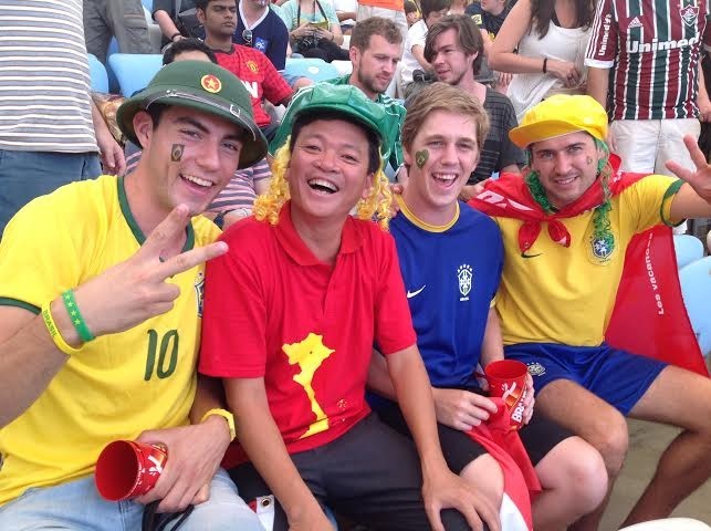 Mũ cối, cờ Việt Nam trên khán đài trận tứ kết World Cup - ảnh 6
