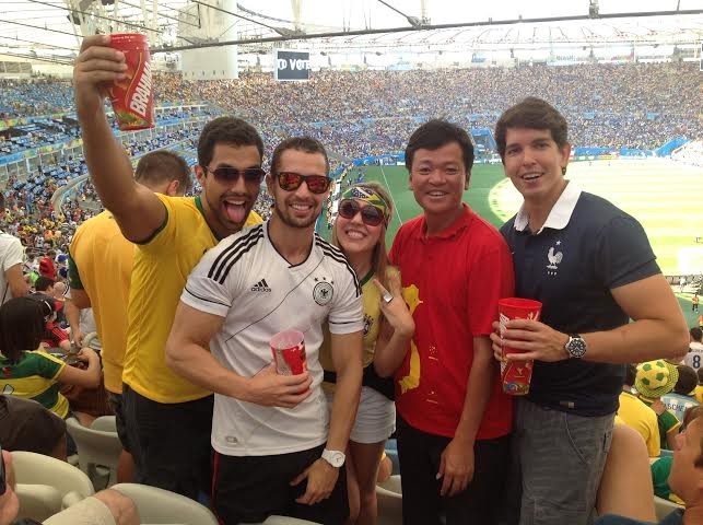 Mũ cối, cờ Việt Nam trên khán đài trận tứ kết World Cup - ảnh 7