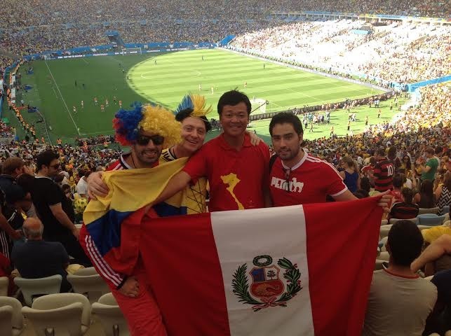 Mũ cối, cờ Việt Nam trên khán đài trận tứ kết World Cup - ảnh 8