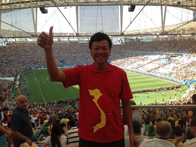 Mũ cối, cờ Việt Nam trên khán đài trận tứ kết World Cup - ảnh 9