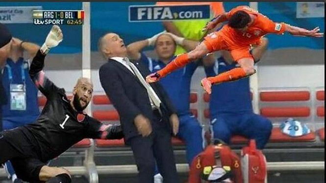 Ảnh chế siêu hài về cú ngả người của HLV Sabella - ảnh 7