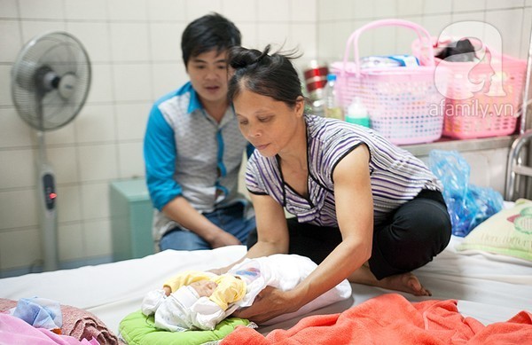 Mẹ chết, bố thẫn thờ ôm con được 1 tuần tuổi đi xin sữa - ảnh 1