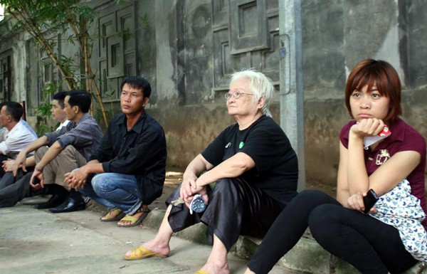 Người dân nơi máy bay rơi thắp nhang tri ân - ảnh 2