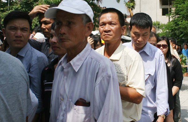Người dân nơi máy bay rơi thắp nhang tri ân - ảnh 1