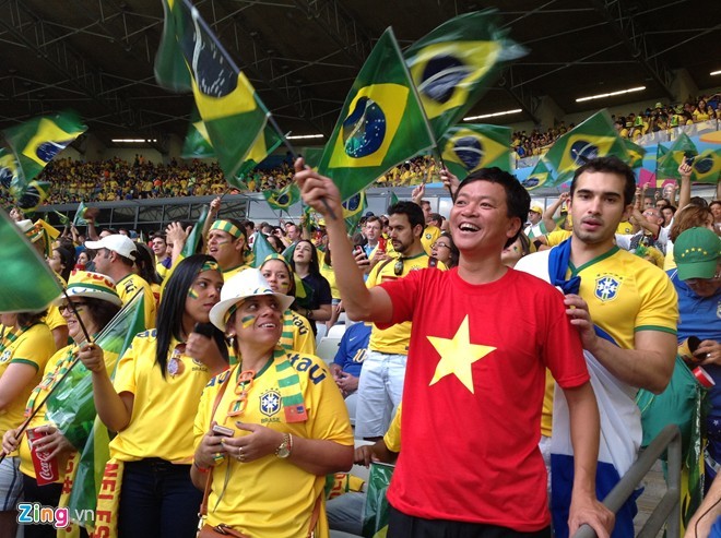 Fan Việt thuê trực thăng xem trận Brazil - Hà Lan trên cao - ảnh 6