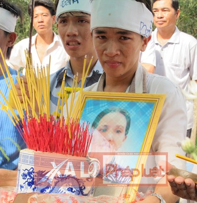 Người mẹ nghèo tự tử cho con đi học gây chấn động - ảnh 2