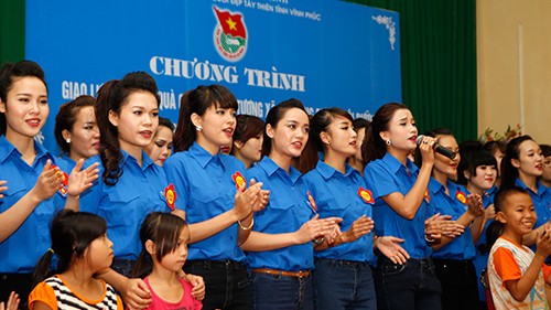 Người Đẹp Tây Thiên thăm và tặng quà cho trẻ mồ côi - ảnh 10