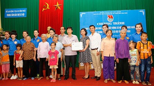 Người Đẹp Tây Thiên thăm và tặng quà cho trẻ mồ côi - ảnh 11