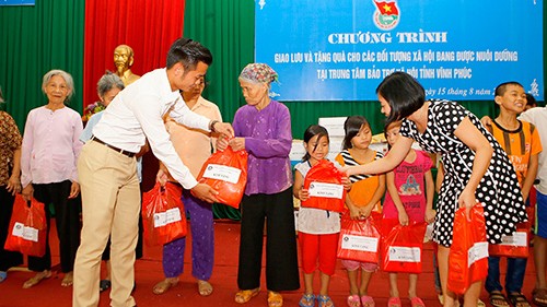 Người Đẹp Tây Thiên thăm và tặng quà cho trẻ mồ côi - ảnh 12