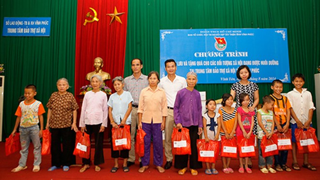 Người Đẹp Tây Thiên thăm và tặng quà cho trẻ mồ côi - ảnh 13