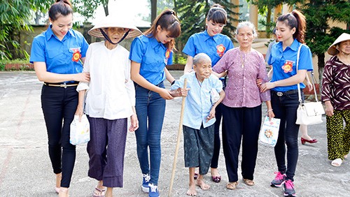 Người Đẹp Tây Thiên thăm và tặng quà cho trẻ mồ côi - ảnh 1