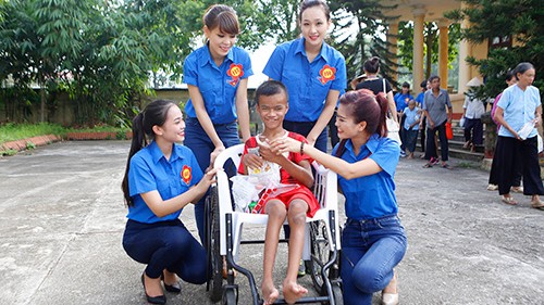 Người Đẹp Tây Thiên thăm và tặng quà cho trẻ mồ côi - ảnh 2