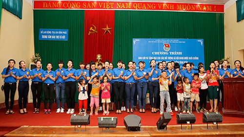 Người Đẹp Tây Thiên thăm và tặng quà cho trẻ mồ côi - ảnh 9