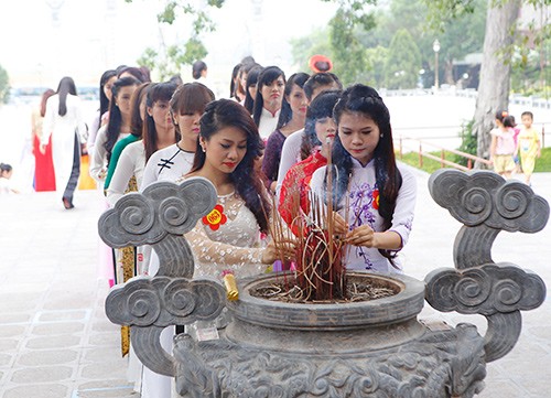 Người đẹp tạo dáng trên đỉnh núi Tây Thiên - ảnh 10