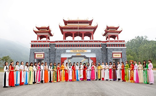 Người đẹp tạo dáng trên đỉnh núi Tây Thiên - ảnh 1
