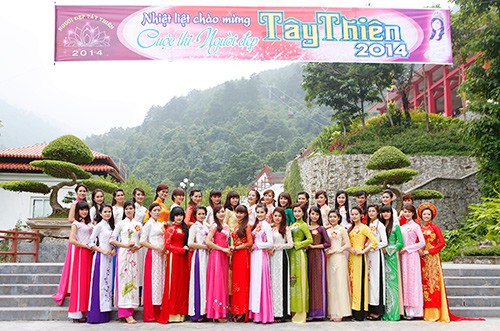 Người đẹp tạo dáng trên đỉnh núi Tây Thiên - ảnh 20