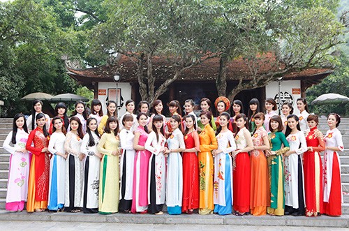Người đẹp tạo dáng trên đỉnh núi Tây Thiên - ảnh 3