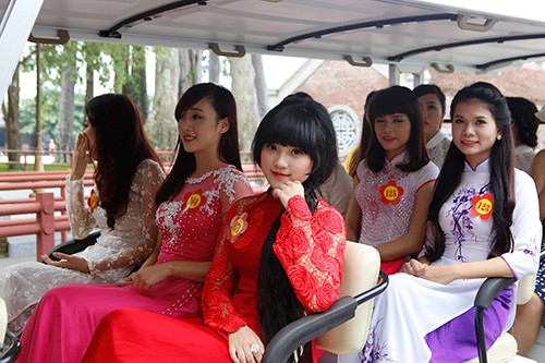 Người đẹp tạo dáng trên đỉnh núi Tây Thiên - ảnh 4