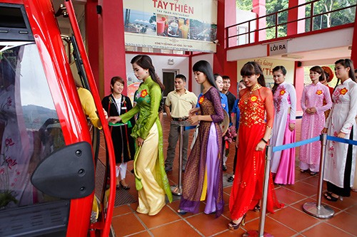 Người đẹp tạo dáng trên đỉnh núi Tây Thiên - ảnh 6